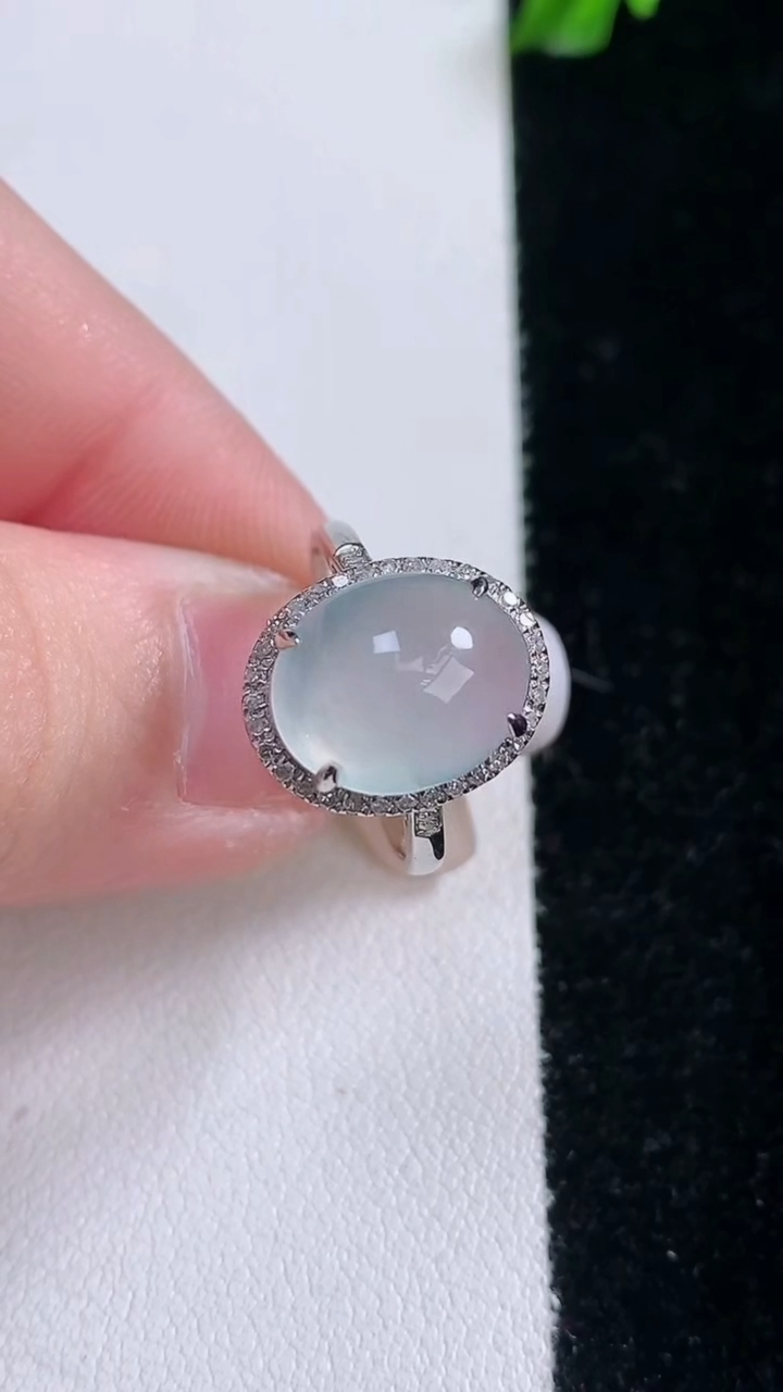 天然A货翡翠种白冰蛋面戒指，尺寸17.6-11.8-8.8-8.4，重量:2.81g2026年3月7日
工厂直销收藏佳品,种好水足，色泽均匀，有种有色，上手高大气！