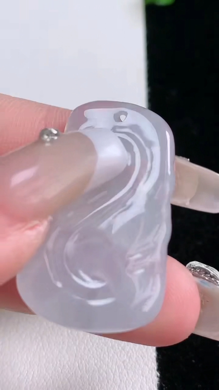 天然A货翡翠生肖羊吊坠，尺寸33.2-19.8-4.8，重量:7.89g
3月7日