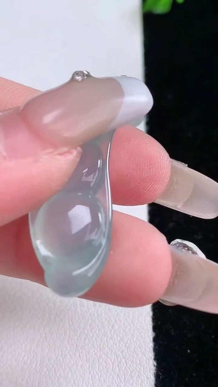 天然A货翡翠冰种飘花福豆吊坠，尺寸37.3-12.3-6，重量:5.56g
3月7日