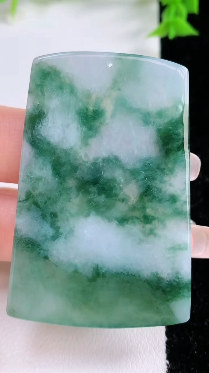 天然A货翡翠山水大势至菩萨吊坠，尺寸56-37.4-4.6，重量:25.49g
3月7日