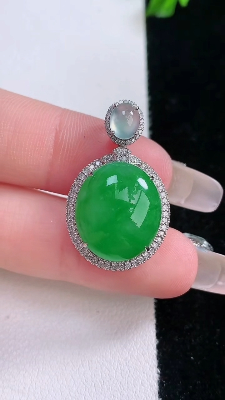 天然A货翡翠蛋面吊坠，尺寸28.8-17.8-8.8，裸石16-14.4重量:4.55g
3月7日