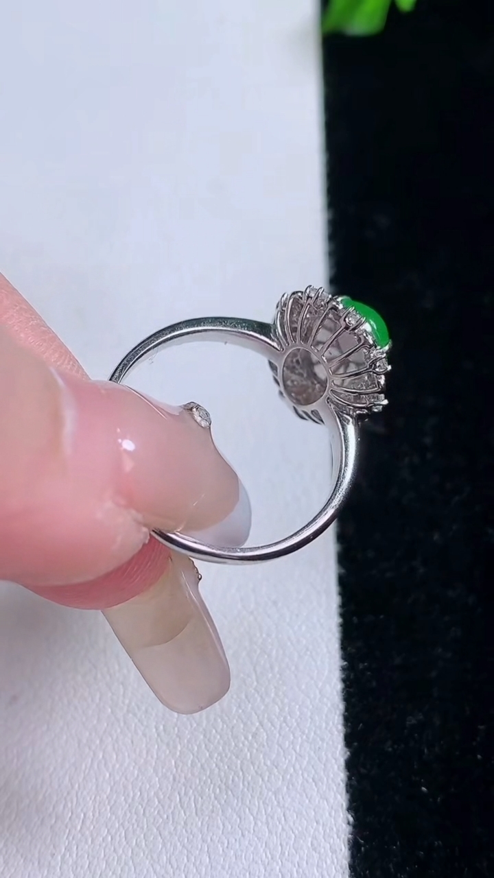 天然A货翡翠葫芦戒指，尺寸18-9.4-6-7.4，重量:2.88g2026年3月7日
工厂直销收藏佳品,种好水足，色泽均匀，有种有色，上手高大气！
