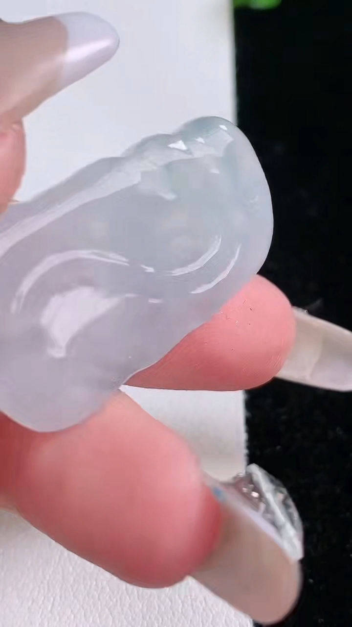 天然A货翡翠生肖羊吊坠，尺寸33.2-19.8-4.8，重量:7.89g
3月7日