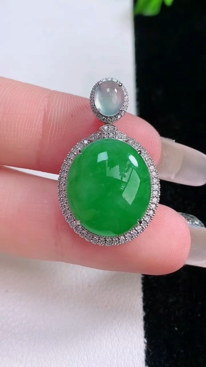 天然A货翡翠蛋面吊坠，尺寸28.8-17.8-8.8，裸石16-14.4重量:4.55g
3月7日