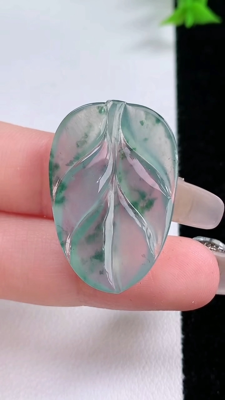 天然A货翡翠冰种飘花金枝玉叶 叶子吊坠，尺寸31.5-21.2-3，重量:3.73g
3月7日