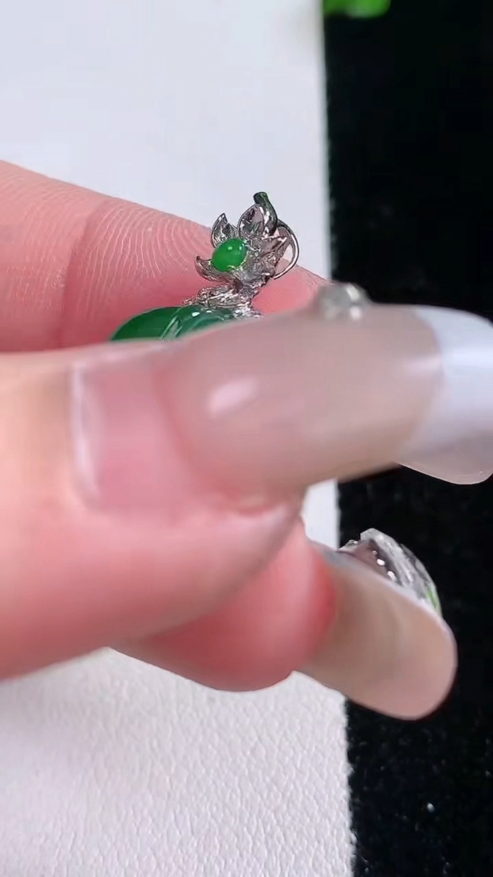 天然A货翡翠金枝玉叶 叶子吊坠，尺寸29.7-20.8-12.8-5.2，重量:2.99g
3月7日