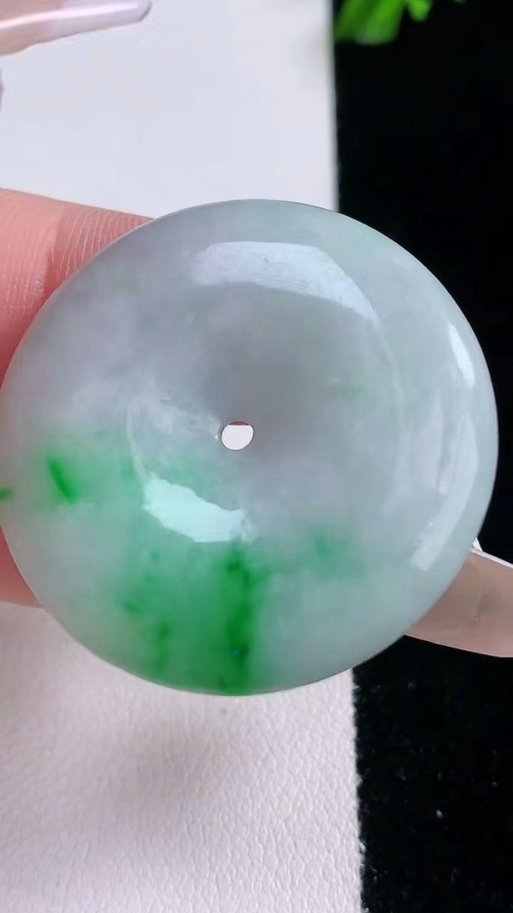 天然A货翡翠平安扣吊坠，尺寸34.5-6.2，重量:15.60g
3月7日