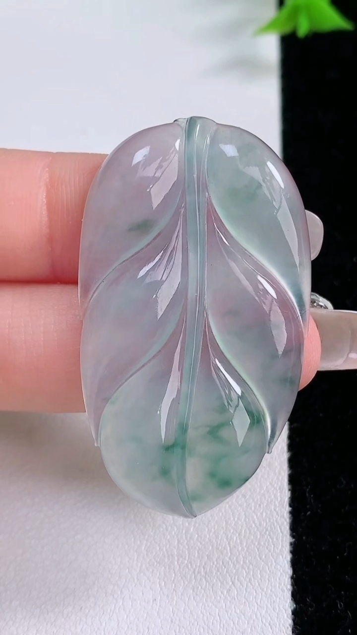 天然A货翡翠种飘花金枝玉叶 叶子吊坠，尺寸45-26-3.8，重量:9.48g
3月7日