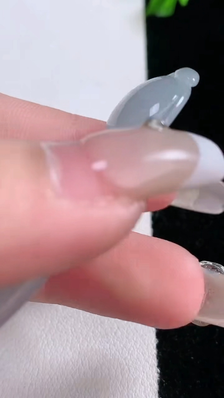 天然A货翡翠福豆吊坠，尺寸51-20.6-6.2，重量:12.13g
3月7日