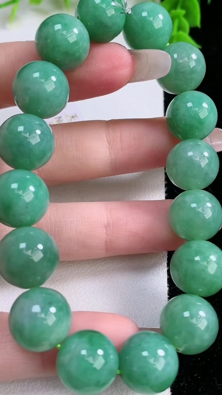 天然A货翡翠圆珠手串，尺寸12.7-16颗，重量:56.39g3月7日
工厂直销收藏佳品,种好水足，色泽均匀，有种有色，上手高大气！