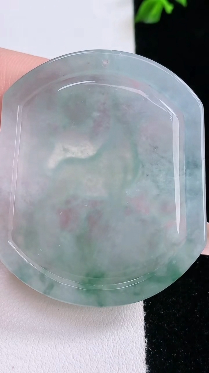 天然A货翡翠生肖狗吊坠，尺寸49.8-42-5.5，重量:24.65g
3月7日