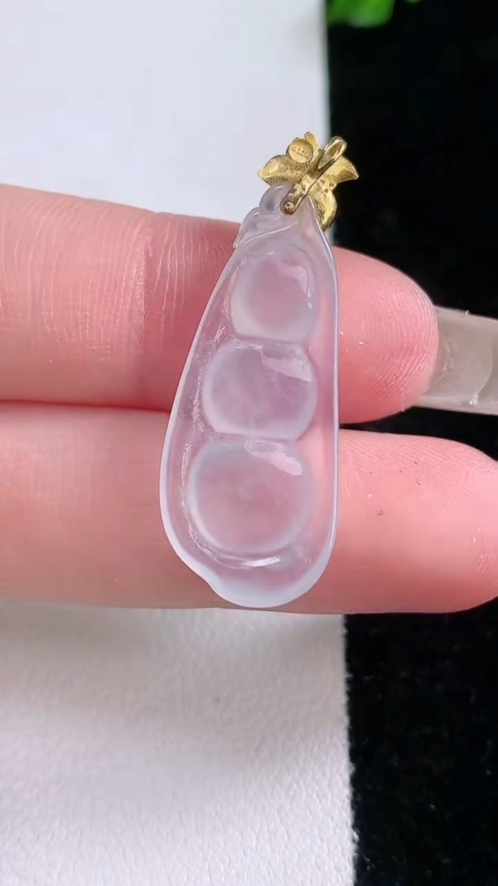 天然A货翡翠种白冰福豆吊坠，尺寸26.4-12.6-3，重量:1.83g
3月7日