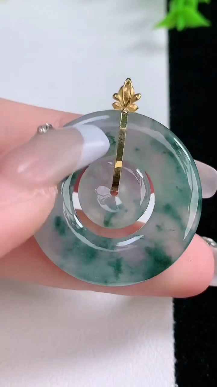 天然A货翡翠种飘花母子平安扣吊坠，尺寸32.3-3.6，重量:8.88g
3月7日