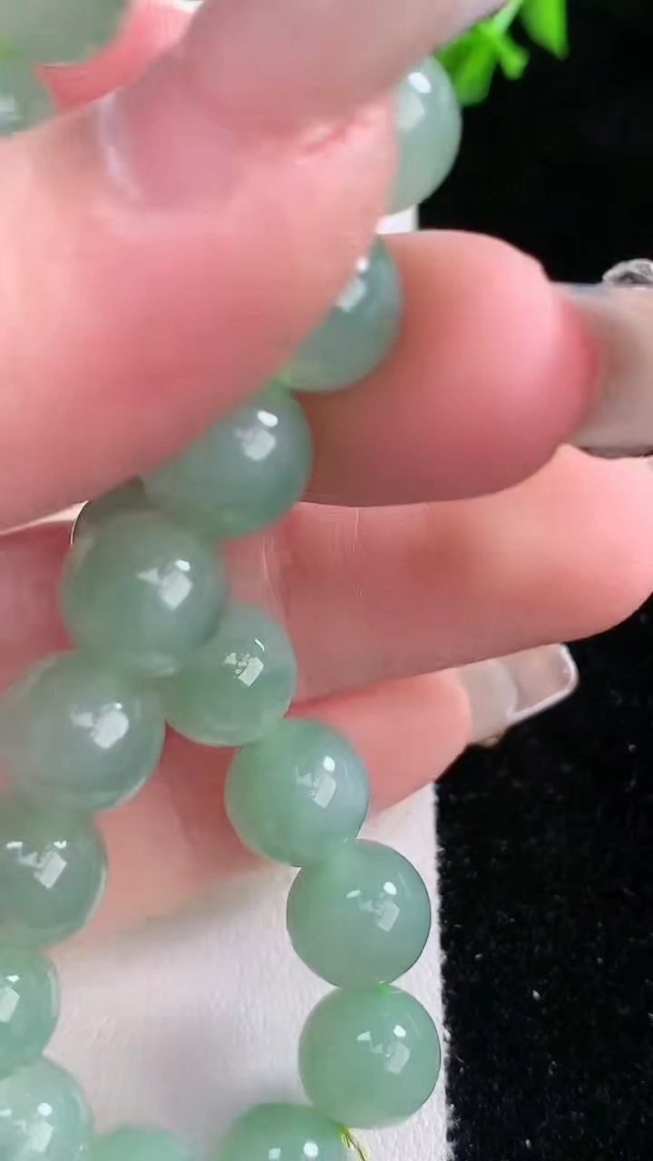 天然A货翡翠圆珠手串，尺寸8.9-21颗，重量:27.16g3月7日
工厂直销收藏佳品,种好水足，色泽均匀，有种有色，上手高大气！