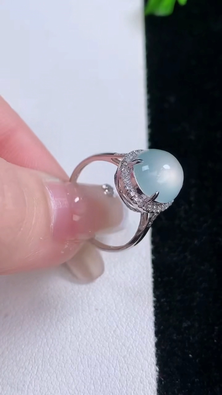 天然A货翡翠种白冰蛋面戒指，尺寸17.6-11.8-8.8-8.4，重量:2.81g2026年3月7日
工厂直销收藏佳品,种好水足，色泽均匀，有种有色，上手高大气！