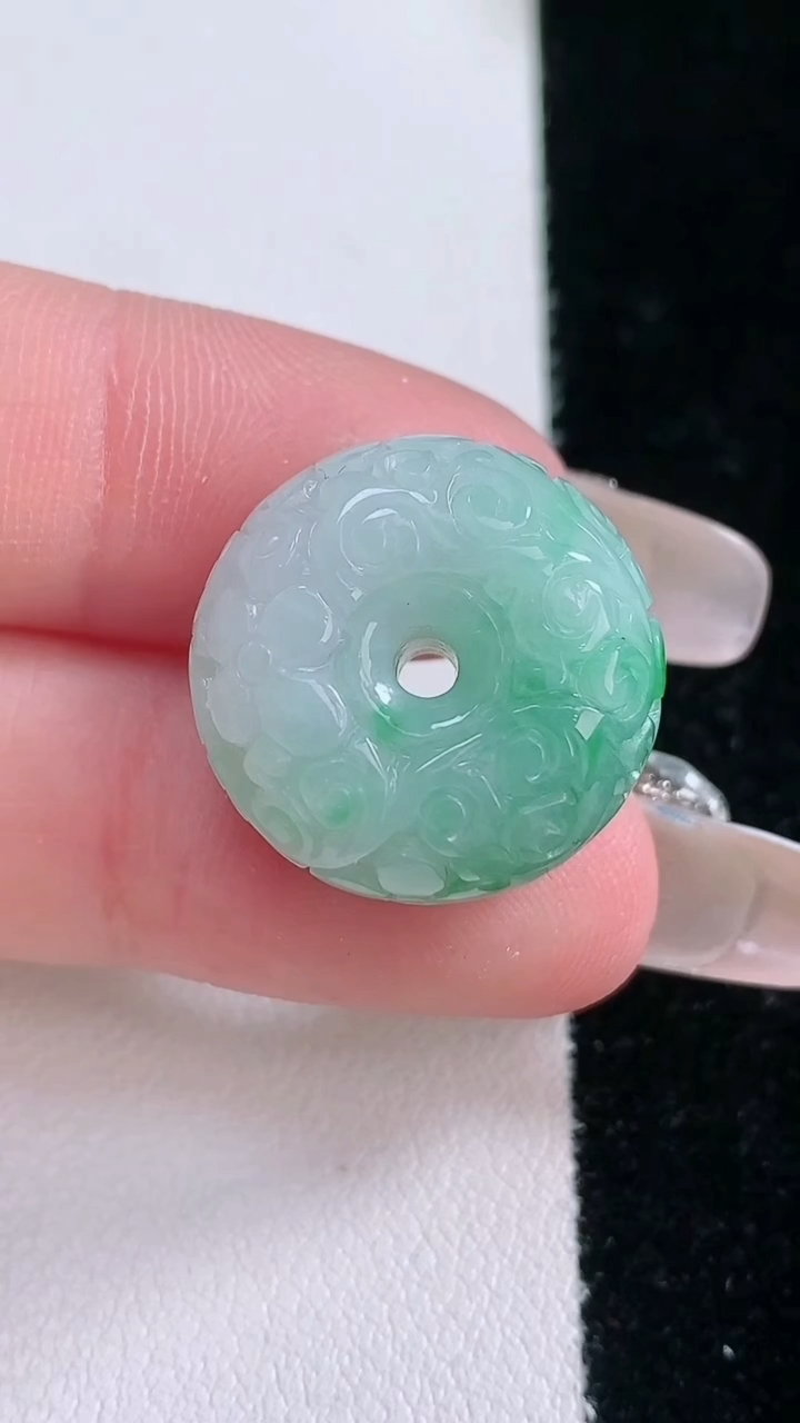 天然A货翡翠雕花路路通吊坠，尺寸19-11.4，重量:8.84g
3月7日