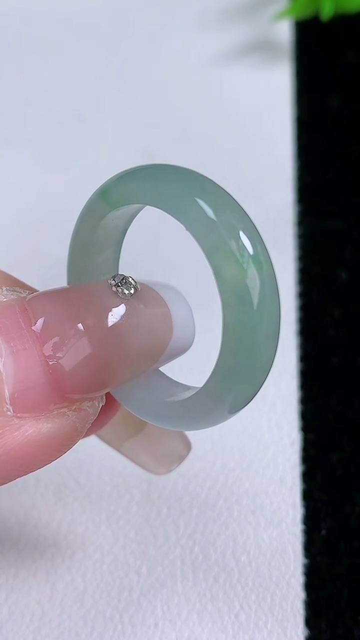 天然A货翡翠指环戒指，尺寸18.4-5-2.8，重量:3.65g2026年3月7日
工厂直销收藏佳品,种好水足，色泽均匀，有种有色，上手高大气！