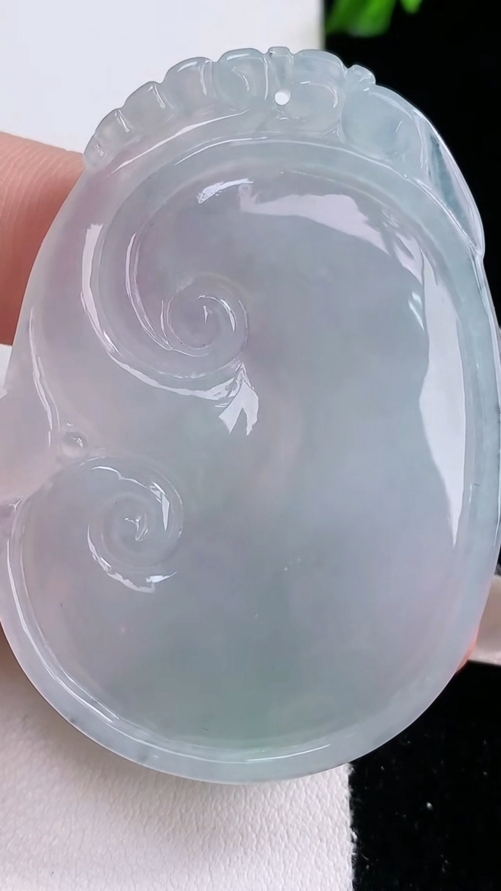 天然A货翡翠如意吊坠，尺寸54-38.4-5，重量:25.43g
3月7日