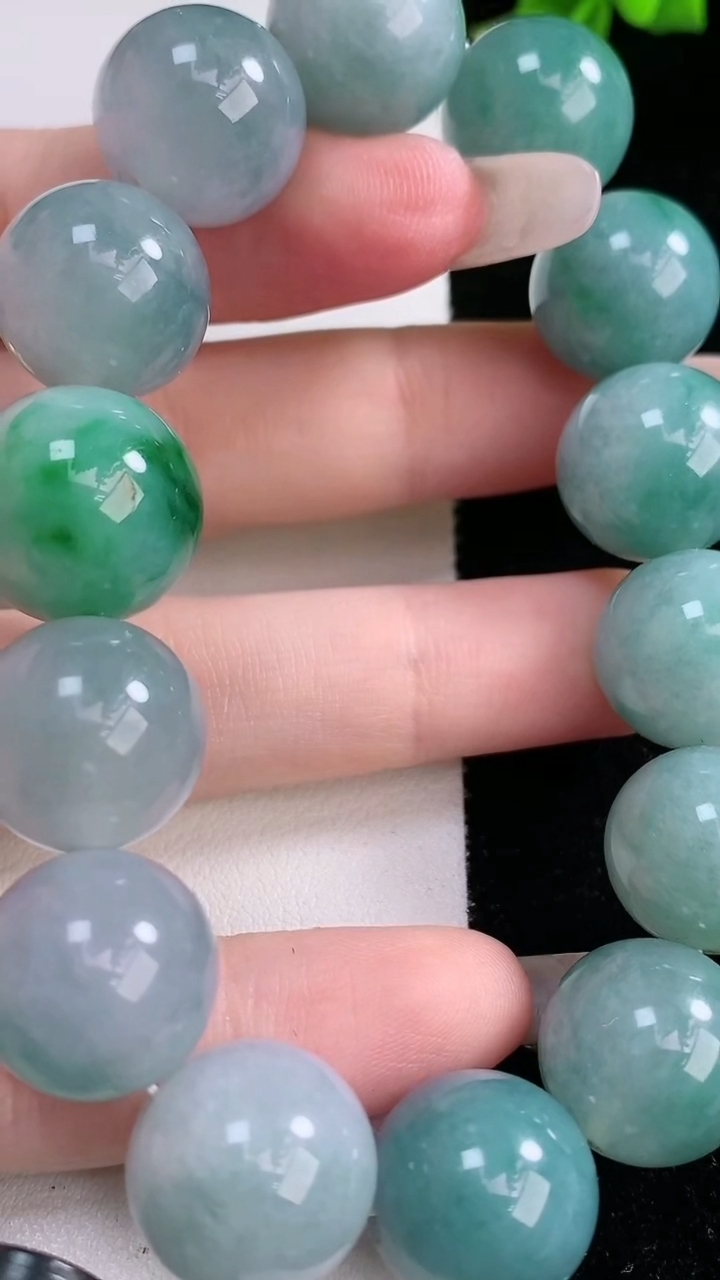 天然A货翡翠圆珠手串，尺寸14.7-14颗重量:7.83g3月7日
工厂直销收藏佳品,种好水足，色泽均匀，有种有色，上手高大气！