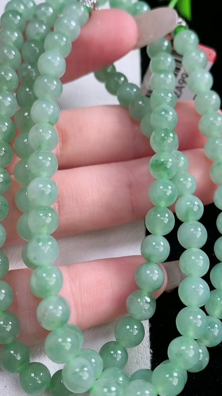 天然A货翡翠圆珠项链，尺寸5.7-108颗，重量:39.59g3月7日
工厂直销收藏佳品,种好水足，色泽均匀，有种有色，上手高大气！