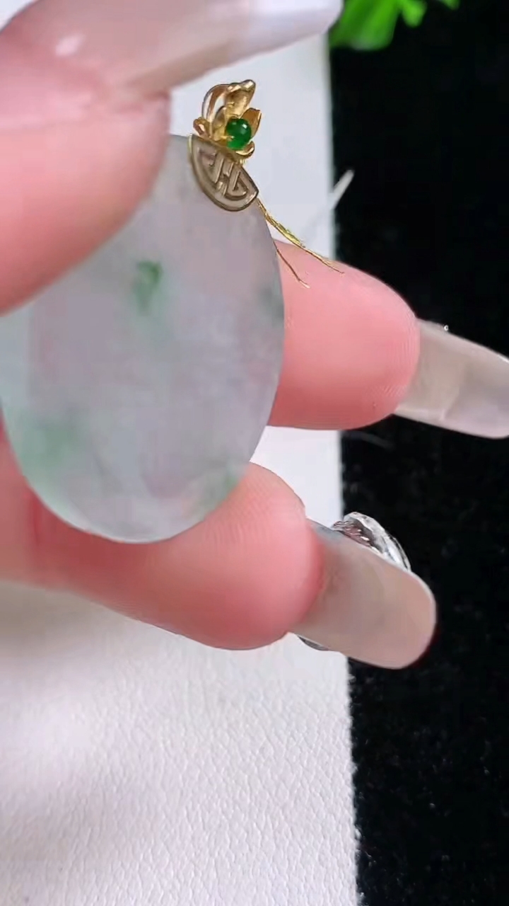 天然A货翡翠无事牌吊坠，尺寸25.7-2，重量:4.47g
3月7日