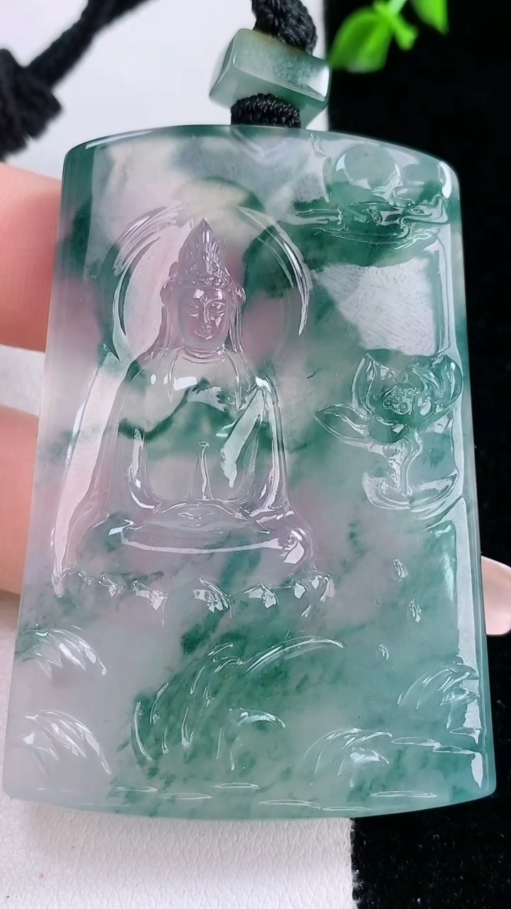 天然A货翡翠种飘花观音菩萨吊坠，尺寸57.5-39.7-5.2，重量:39.27g
3月7日