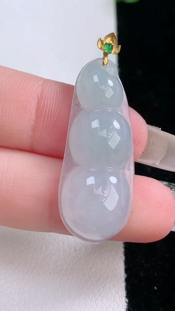 天然A货翡翠福豆吊坠，尺寸33.4-14-5.3，重量:4.38g
3月7日