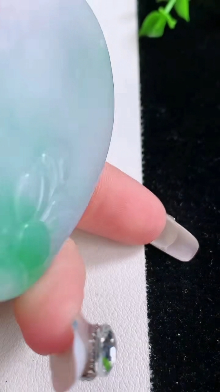 天然A货翡翠鸟语花香吊坠，尺寸56.8-45.3-10.5，重量:60.00g
3月7日