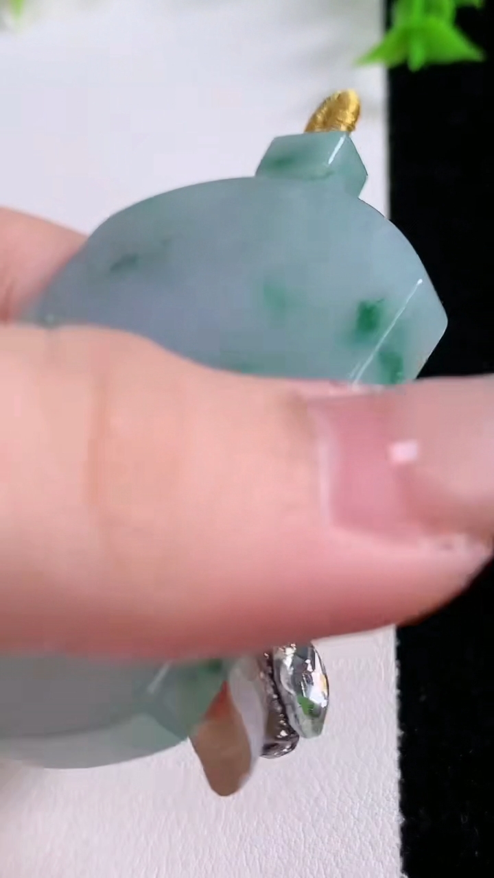 天然A货翡翠飘花无事牌吊坠，尺寸54.3-41.2-6.4，重量:43.77g
3月7日