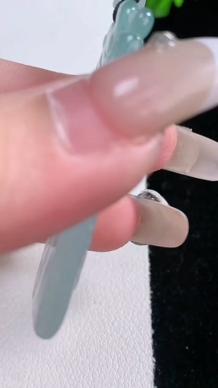 天然A货翡翠冰种飘花和和美美 荷花吊坠，尺寸46.7-22.5-4.3，重量:13.23g
3月7日