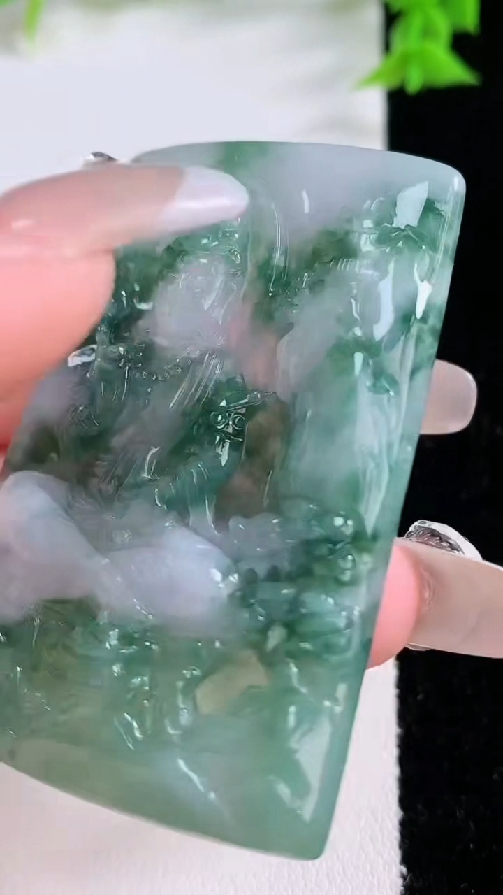 天然A货翡翠山水大势至菩萨吊坠，尺寸56-37.4-4.6，重量:25.49g
3月7日