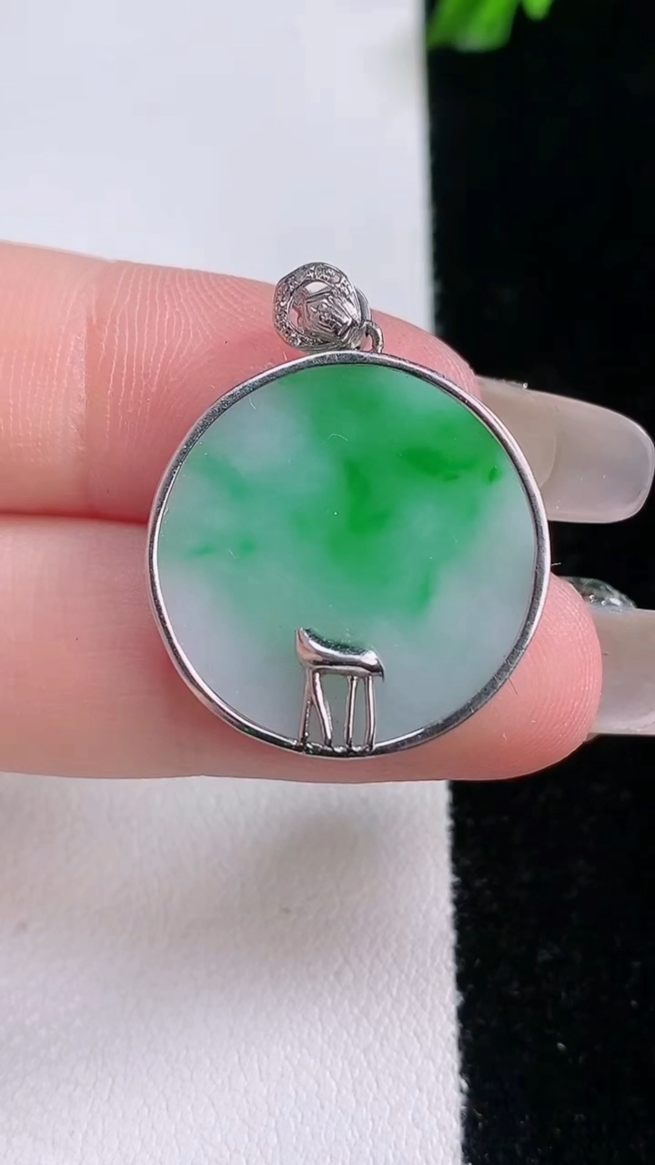 天然A货翡翠无事牌吊坠，尺寸21.6-3.2，重量:4.58g
3月7日