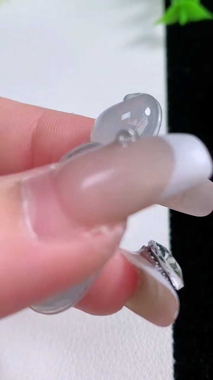 天然A货翡翠冰种飘花福豆吊坠，尺寸37-16.3-5.9，重量:6.52g
3月7日