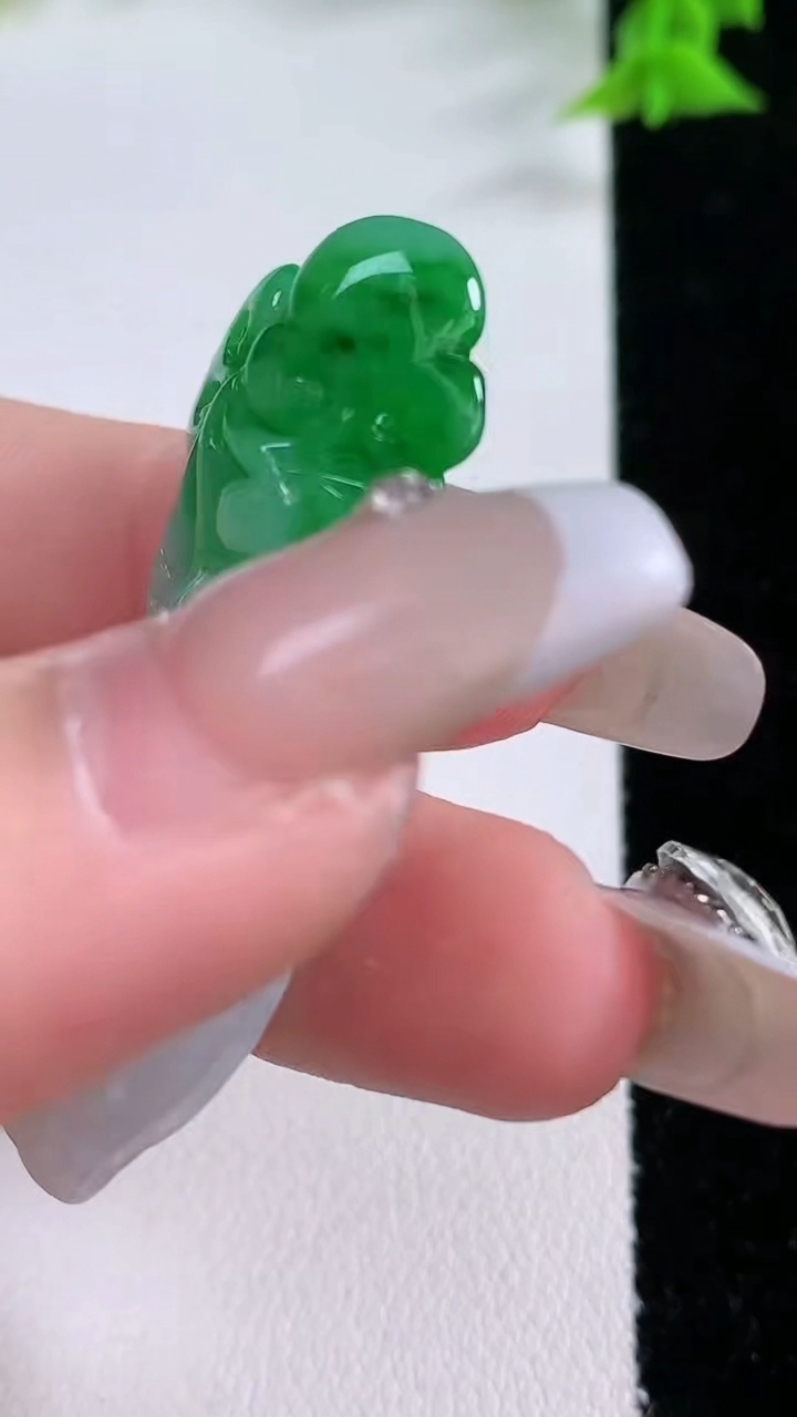 天然A货翡翠花生吊坠，尺寸45.6-17.5-9.4，重量:11.67g
3月7日