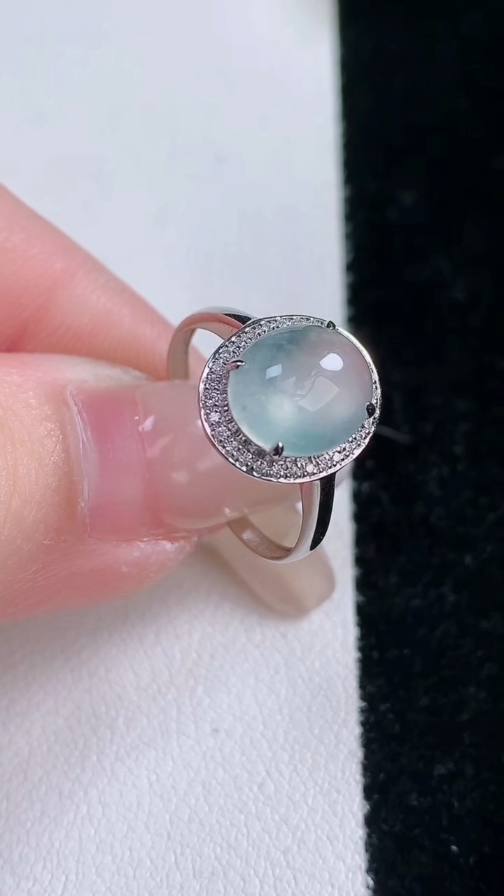 天然A货翡翠种白冰蛋面戒指，尺寸17-9.7-7.9-6，重量:1.53g2026年3月7日
工厂直销收藏佳品,种好水足，色泽均匀，有种有色，上手高大气！