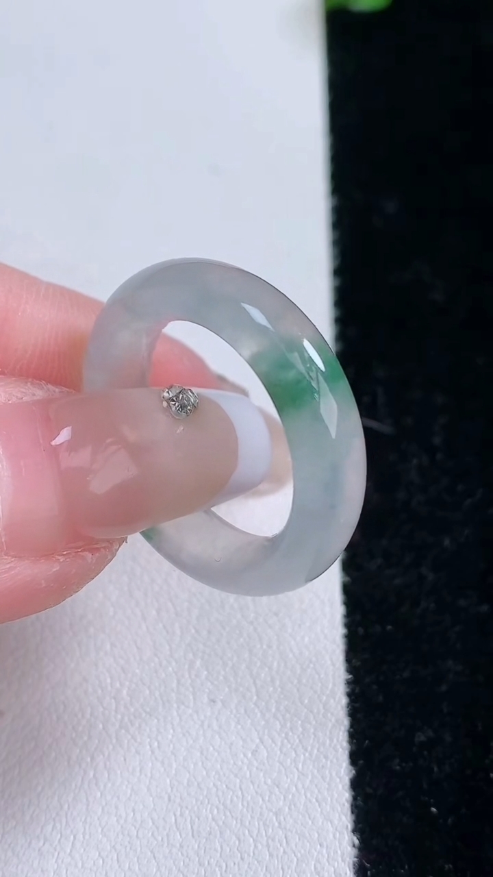 天然A货翡翠冰种飘花指环戒指，尺寸17.4-5.6-4，重量:4.28g2026年3月7日
工厂直销