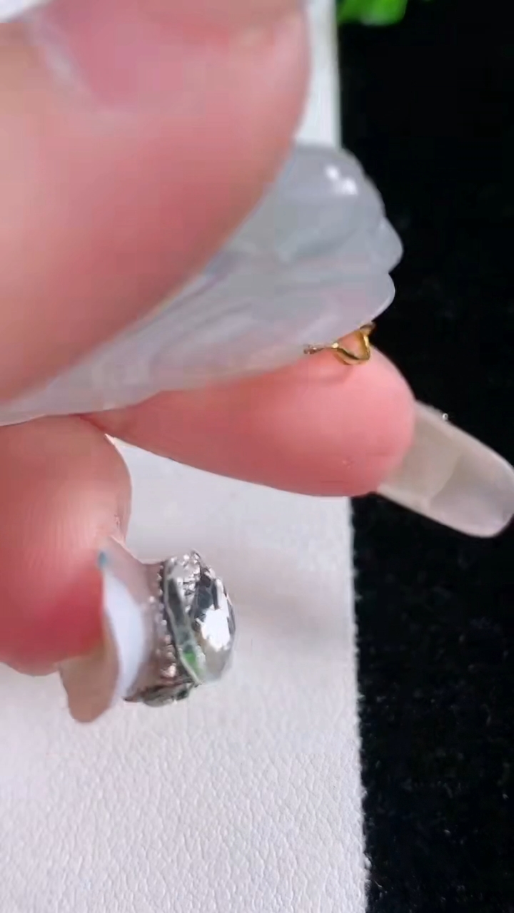 天然A货翡翠种白冰佛公吊坠，尺寸26.7-36.5-5.2，重量:8.99g
3月7日