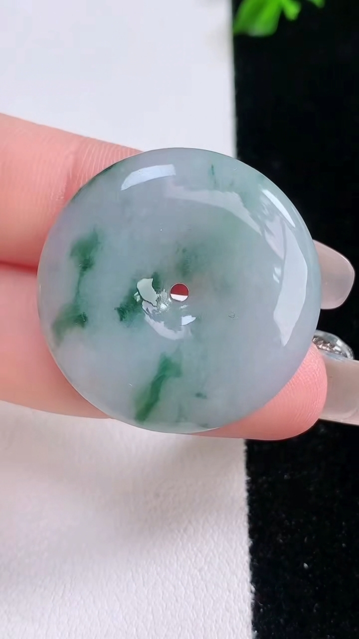 天然A货翡翠飘花平安扣吊坠，尺寸29.4-5.9，重量:11.07g
3月7日