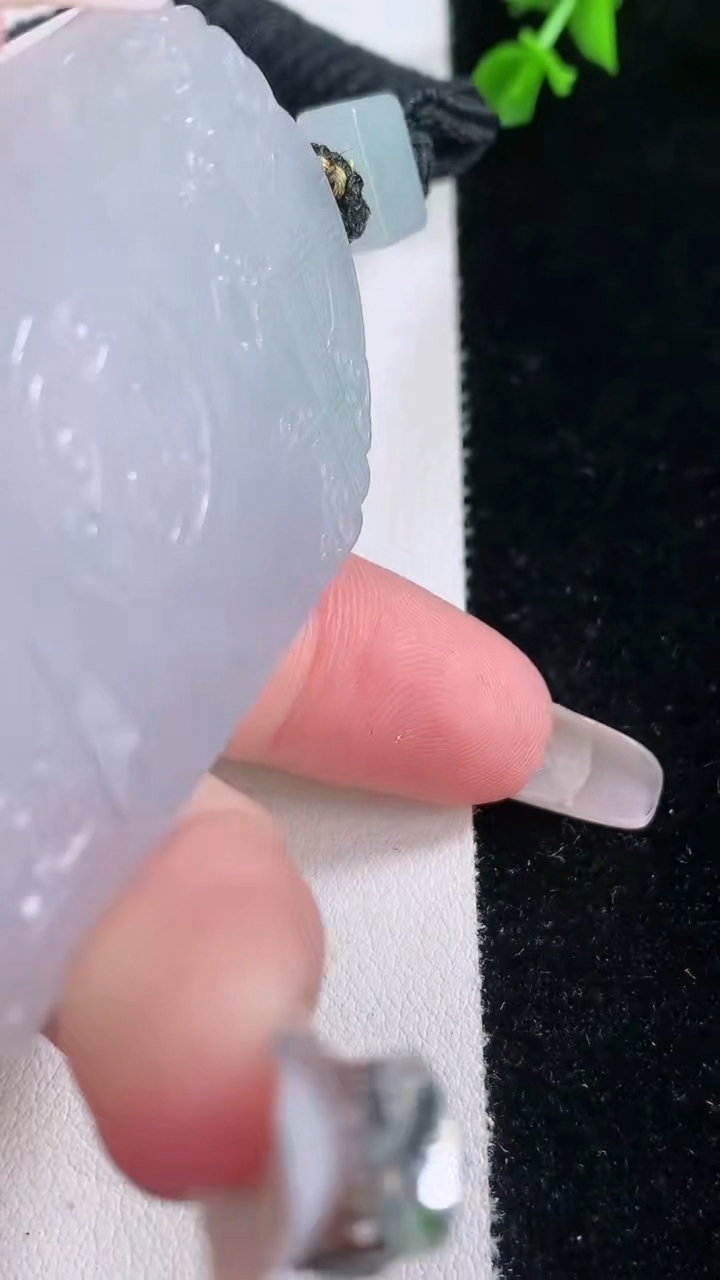 天然A货翡翠种飘花仿古无事牌吊坠，尺寸57.3-36.4-6.2，重量:45.73g
3月7日