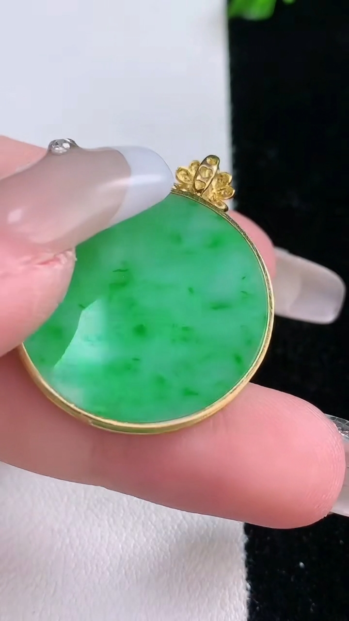 天然A货翡翠无事牌吊坠，尺寸26-1.8，重量:4.81g
3月7日