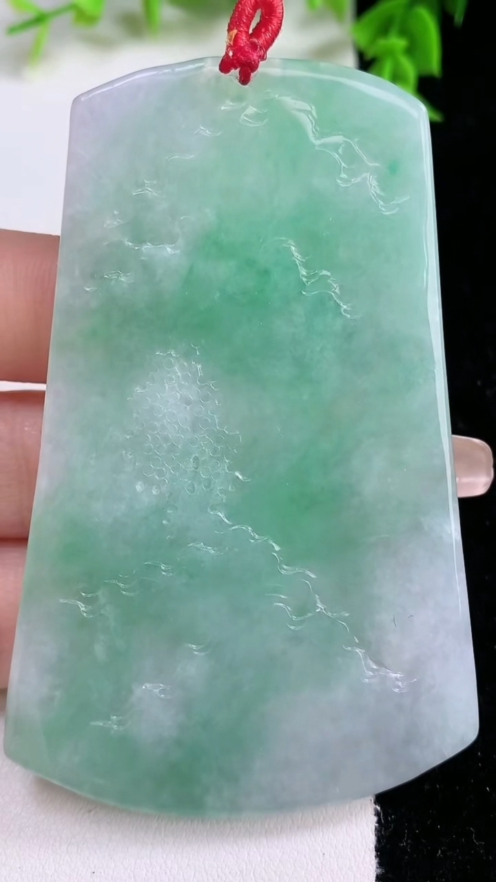 天然A货翡翠山水牌吊坠，尺寸76.4-47.4-4.8，重量:47.40g
3月7日