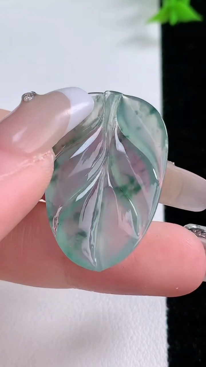 天然A货翡翠冰种飘花金枝玉叶 叶子吊坠，尺寸31.5-21.2-3，重量:3.73g
3月7日