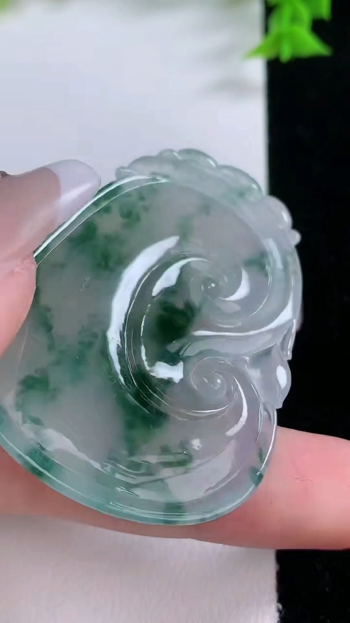 天然A货翡翠种飘花如意吊坠，尺寸52.6-36.4-5.5，重量:20.00g
3月7日