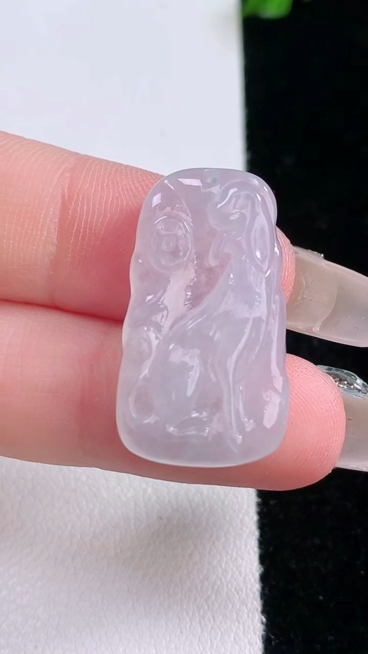 天然A货翡翠生肖狗吊坠，尺寸26.4-15-4.2，重量:4.01g
3月7日