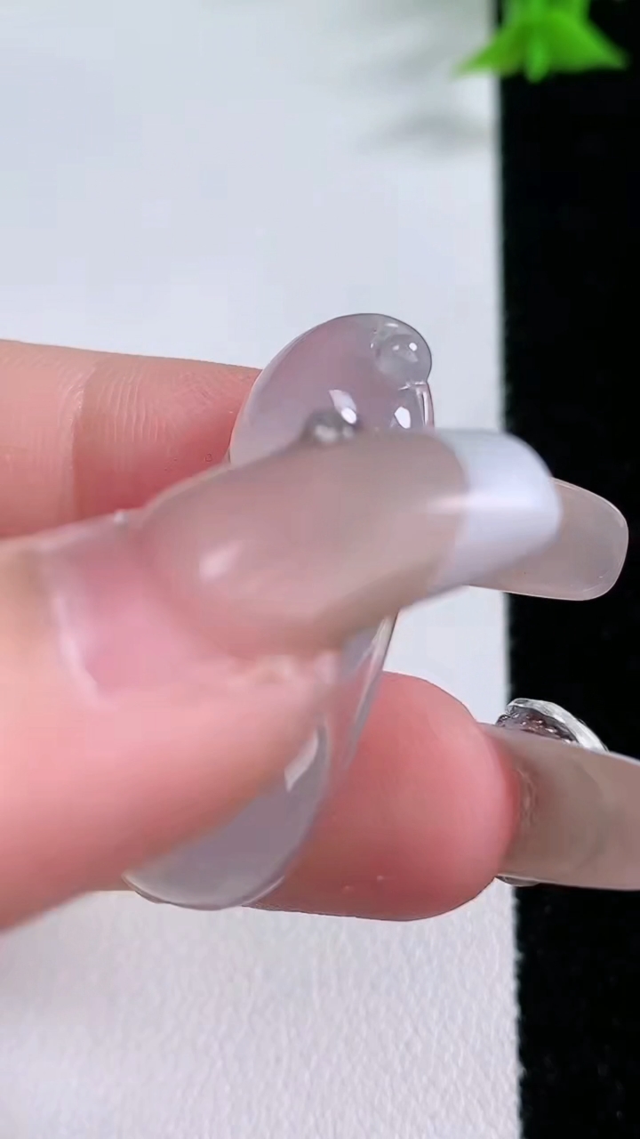 天然A货翡翠福豆吊坠，尺寸34-15.4-5.8，重量:5.64g
3月7日