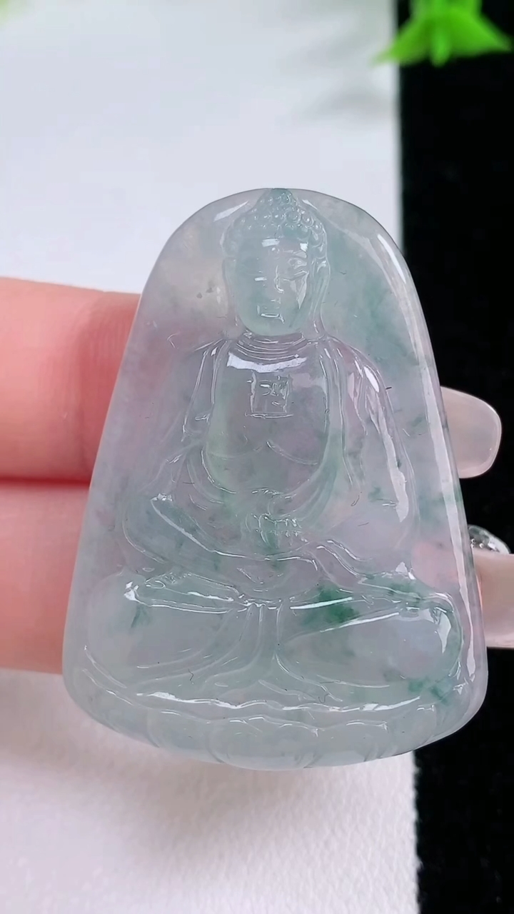 天然A货翡翠冰种飘花大日如来吊坠，尺寸42-30.7-5.4，重量:14.91g
3月7日