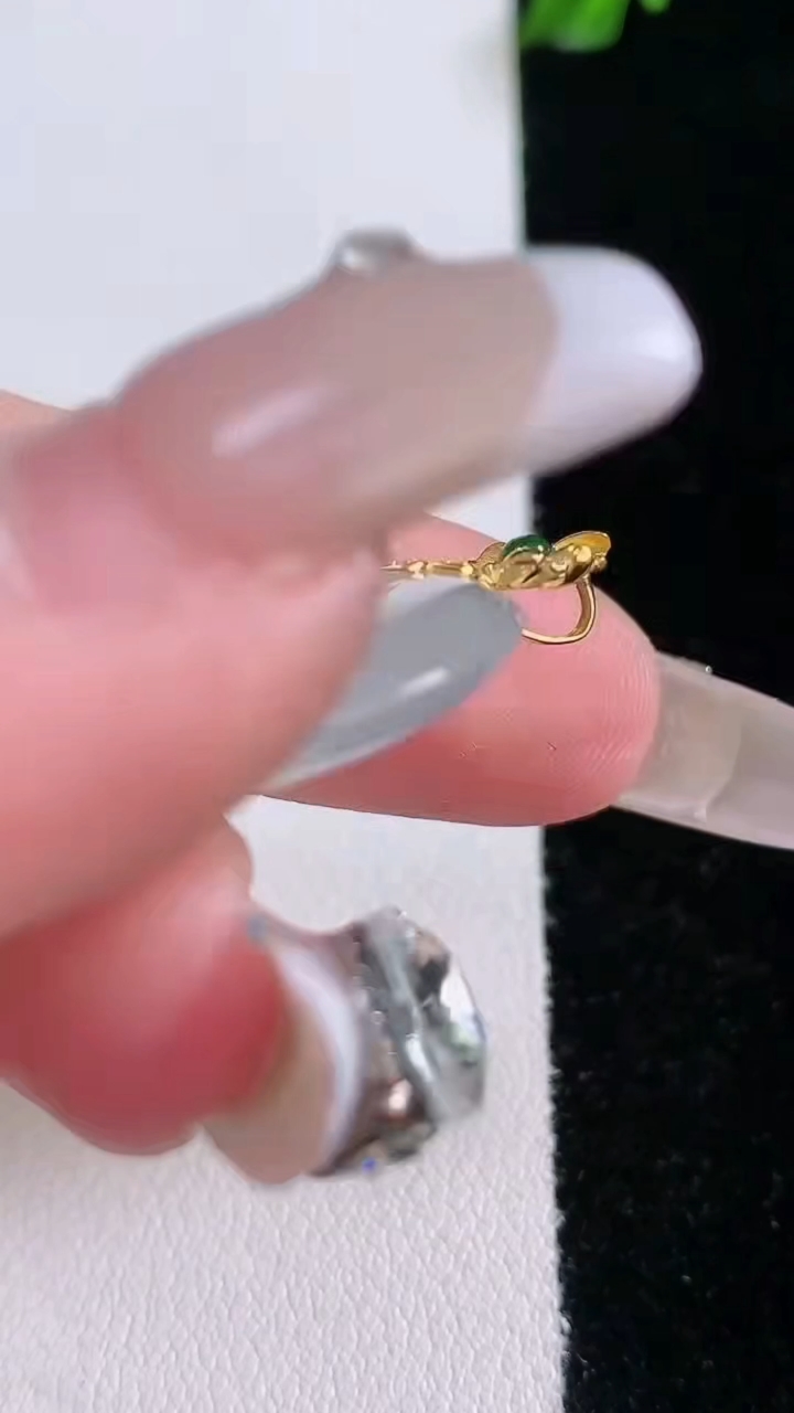 天然A货翡翠种飘花平安扣吊坠，尺寸24-4.8，重量:5.88g
3月7日