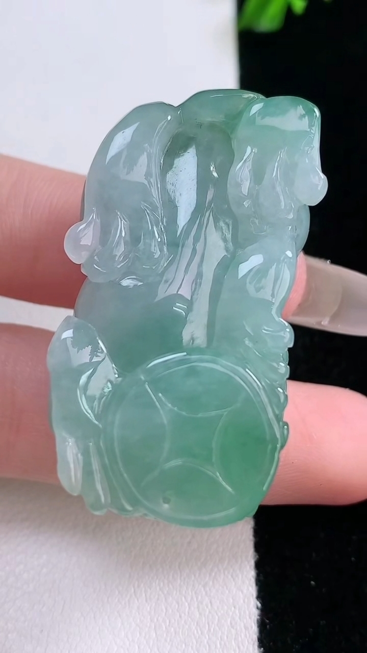 天然A货翡翠霸王貔貅吊坠，尺寸42-22-13.5，重量:30.33g
3月7日