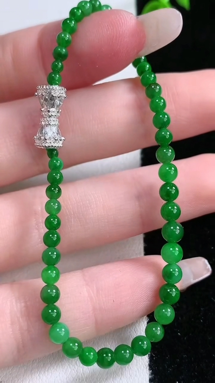 天然A货翡翠小米珠手串，尺寸3.4-47颗，重量:4.95g3月7日
工厂直销收藏佳品,种好水足，色泽均匀，有种有色，上手高大气！