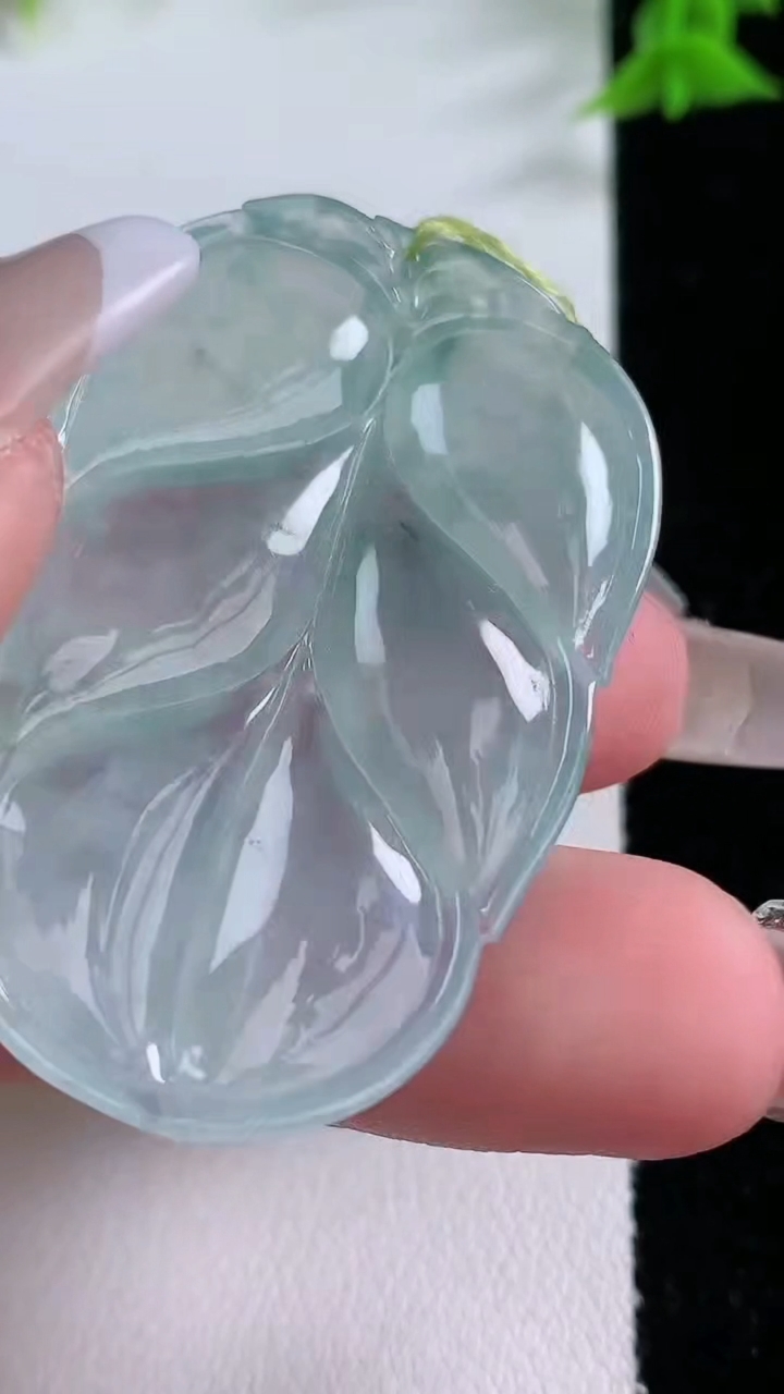 天然A货翡翠金枝玉叶 叶子吊坠，尺寸48-30.6-4.8，重量:15.28g
3月7日